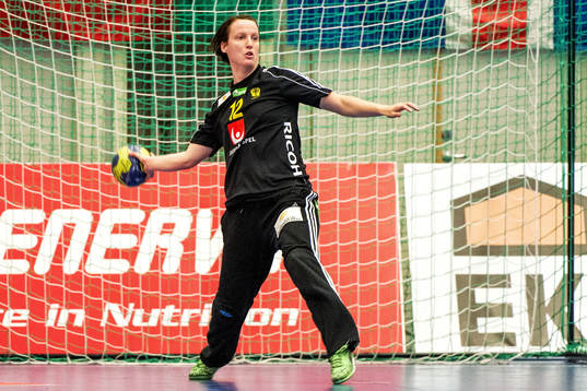 Maria Olsson, målvakt, Sverige, kastar ut bollen