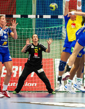 Maria Olsson, målvakt, Sverige, gör sig redo att ta emot