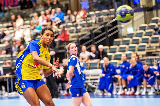Jamina Roberts, Sverige, skjuter mot mål