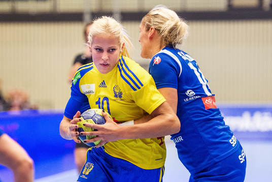 Linn Larsson, Sverige, försöker ta sig förbi en