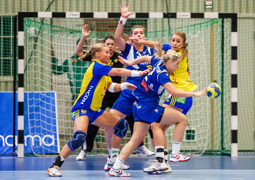 Kristina Flognman och Isabelle Gulldén, håller