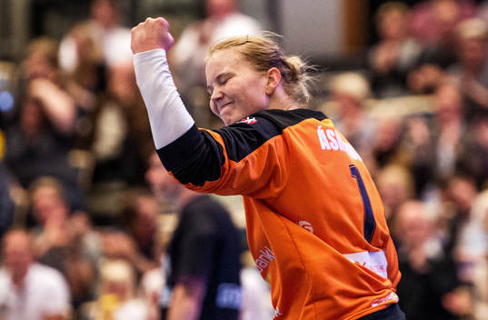 Gudny Asmundsdottir, målvakt, Island, jublar