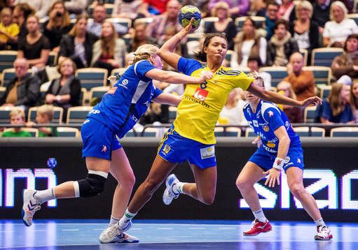 Jamina Roberts, Sverige, tar sig igenom det isländska