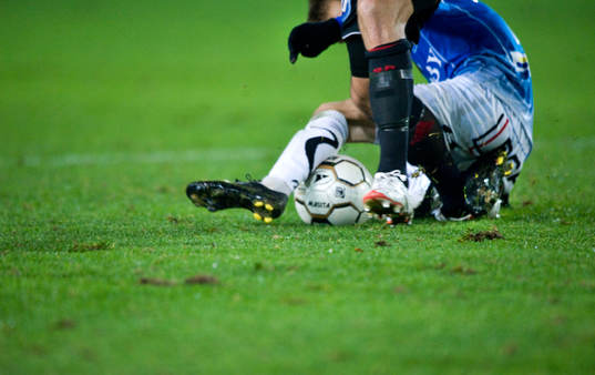 Tackling, fot, boll, höstblött, fotbollsskor,