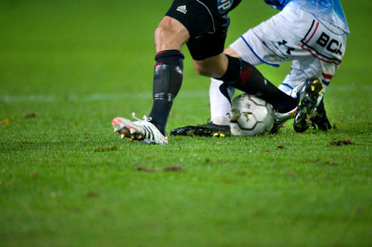 Tackling, fot, boll, höstblött, fotbollsskor,
