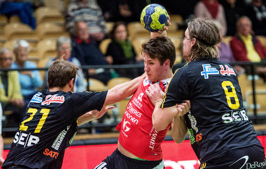 Jonas Daglund, VästeråsIrsta, förösker ta sig förbi