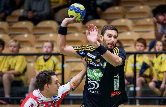 Kristian Bliznac, Sävehof, hoppar in för att skjuta