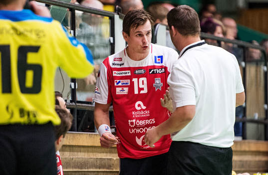 Martin Boquist, tränare, Västerås / Irsta pratar med Leo