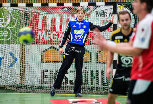 Thomas Forsberg, målvakt, Sävehof, följer spelet