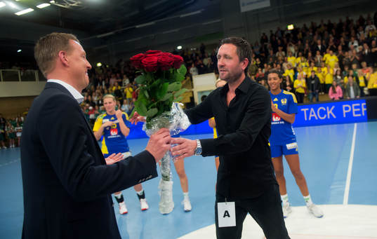 Per johansson, Förbundskapten Sverige, tackas av