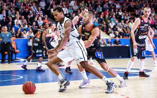 Kodi Augustus, 08 Stockholm, dribblats förbi Jason Thomas,