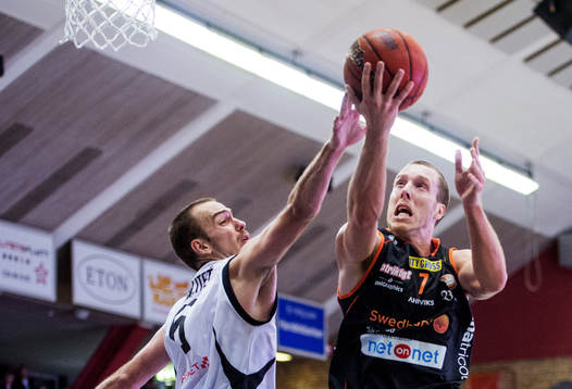 Bojan Cvilak, 08 Stockholm, försöker blockera korgen för