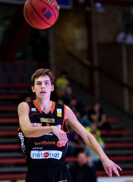 Fredrik Andersson, Borås, passar bollen