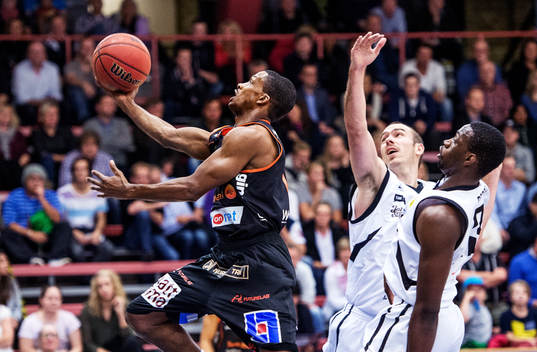 James Miller, Borås, hoppar upp mot korgen