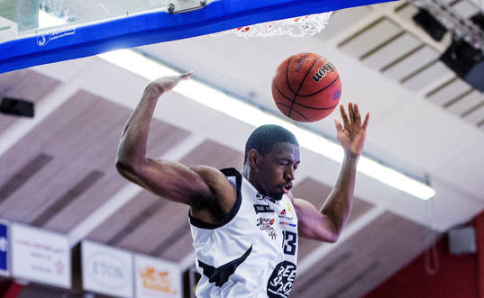 Isiah Brown, 08 Stockholm får bollen i huvudet