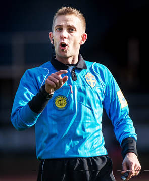 Johan Hamlin, domare, Bro, snackar och pekar på en spelare