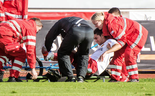 Gabriel Somi, Syrianska, lyfts över på båren