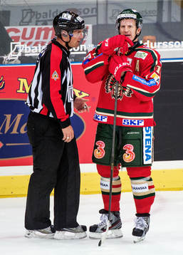 En upprörd Per-Johan Axelsson, Frölunda, pratar med