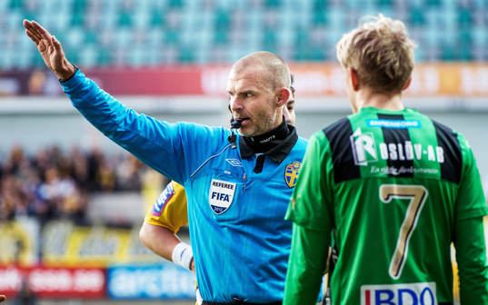 Michael Lerjéus, domare från Skövde, blåser frispark
