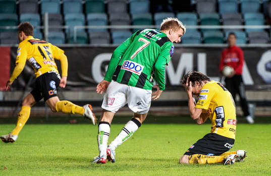 Jakob Olsson, GAIS, skriker åt en deppande Lasse Nilsson,