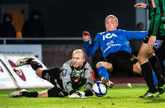 Peter Dahlberg, målvakt, Varberg, kastar sig