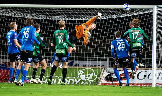 Karl-Johan Johnsson, Halmstad, kastar sig