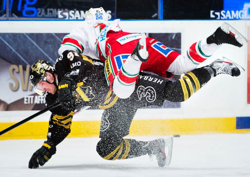 Björn Melin, AIK, i en tackling med Kyle Cumiskey, Modo