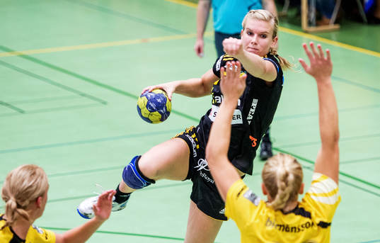 Jenny Alm, Sävehof, laddar för skott