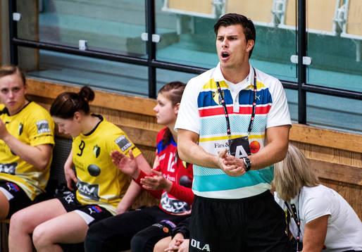 Ola Olsson, tränare Eslöv, pratar med spelarna på planen