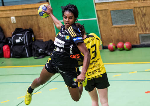 Louise Sand, Sävehof, hoppar mot mål för att skjuta