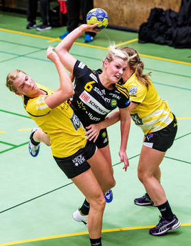 Ida Odén, Sävehof, hoppar mellan två Eslövsförsvarare