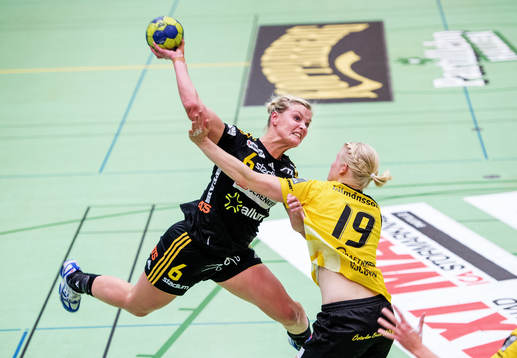 Ida Odén, Sävehof, kastar sig upp i luften för att skjuta