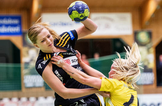 Amanda Sundberg, Sävehof, tampas med en Eslövsspelare