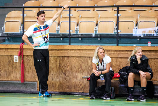 Ola Olsson, tränare Eslöv, står och hänger vid sidan av