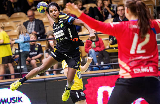 Louise Sand, Sävehof, hoppar in i målområdet för att