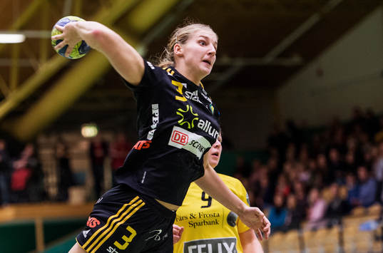 Linn Blohm, Sävehof, hoppar in och skjuter mot mål