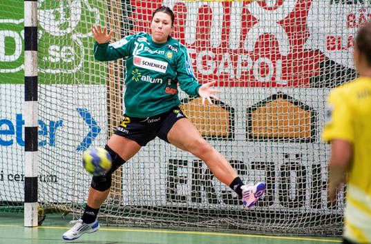 Filippa Idéhn, målvakt, Sävehof, försöker rädda bollen