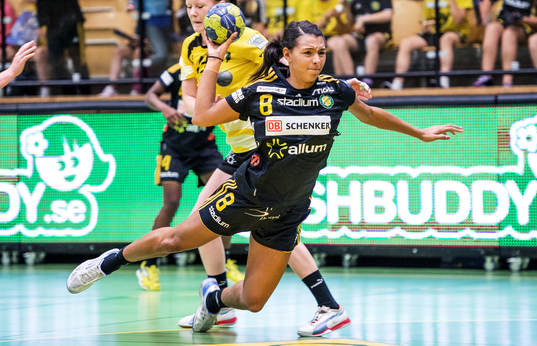 Jamina Roberts, Sävehof, hoppar in för att skjuta