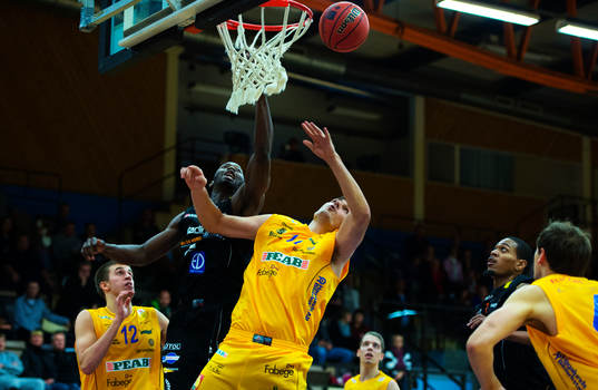 Oladapo Ayuba, Norrköping, i en duell