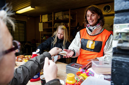 Publiken köper fika i kiosken i halvtid