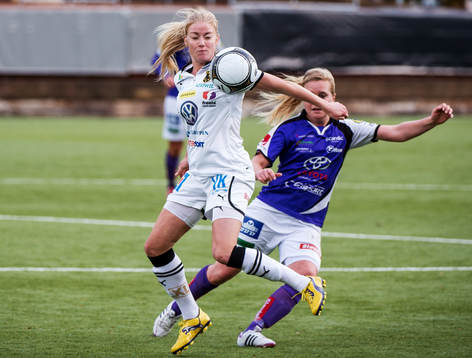 Jenny Hjohlman, Umeå, plockar ner bollen med axeln medan