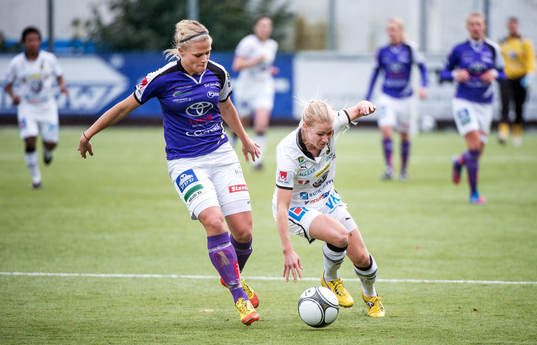 Jenny Hjohlman, Umeå, ramlar i en närkamp med Kathlene