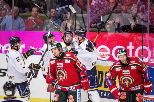 Tommy Kristiansen, HV71, jublar med sina lagkamrater