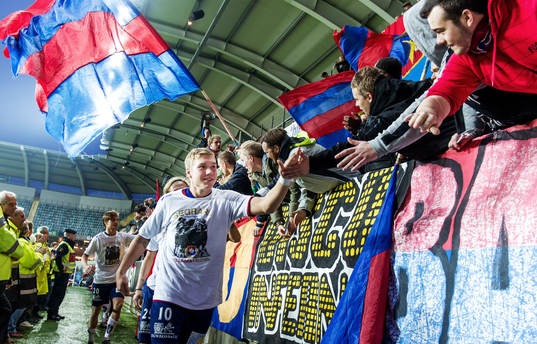 Oskar Wallén, Örgryte, går och tackar supportrarna i