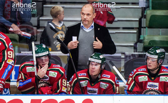 Kent Johansson, tränare Frölunda, rättar till kavajen