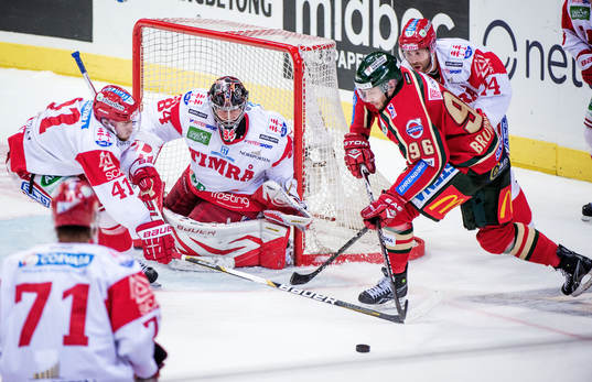 Fabian Brunnström, Frölunda, laddar för skott framför