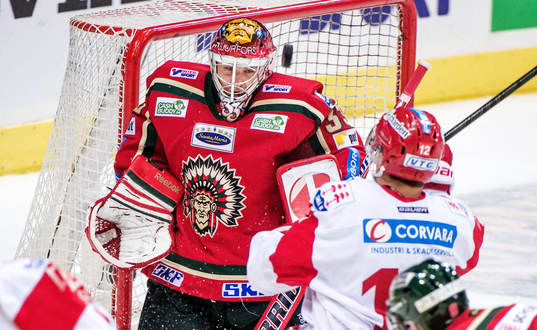 Pucken flyger förbi huvudet på Julius Hudacek, målvakt,