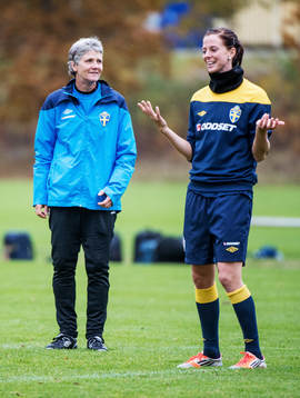 Pia Sundhage, förbundskapten Sverige, och Lotta Schelin,