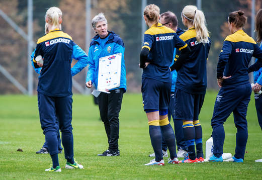 Pia Sundhage, förbundskapten Sverige, instruerar laget med