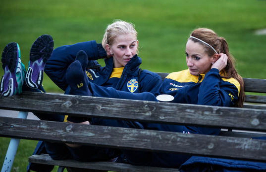 Sofia Jakobsson och Kosovare Asllani, Sverige, sitter